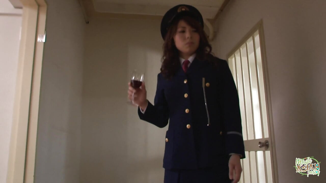 この女性は、彼女が収容されていた刑務所の警察の警備員によって逮捕された