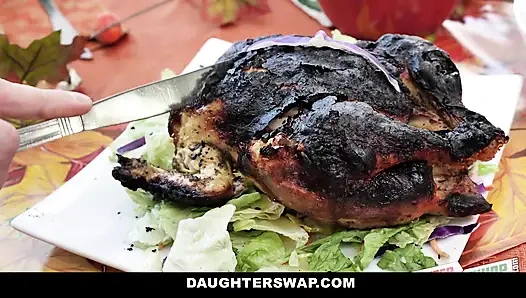 Remaja Asia yang lucu meniduri ayah sahabatnya saat thanksgiving