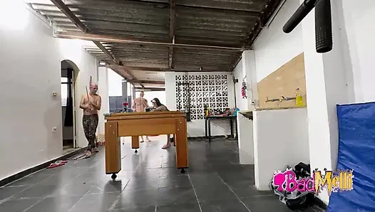 Main demi pantat