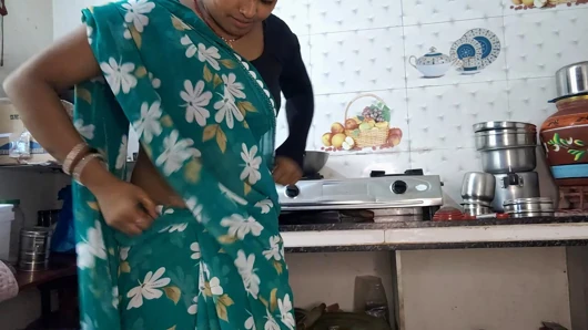 Bhabhi green saree mein cudai Apne Dewar ke sath kichen mein