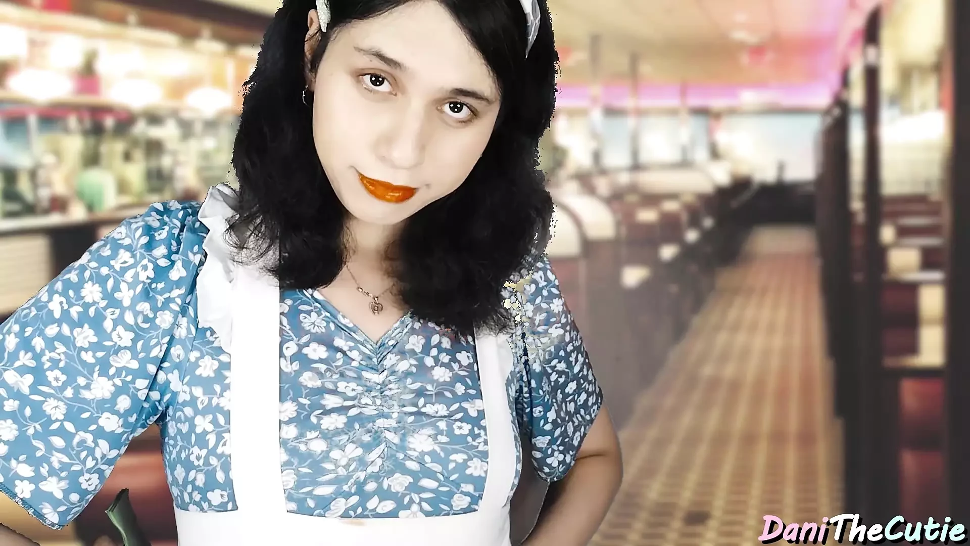 操漂亮的女服务员daniThecutie在奇怪的亚洲餐厅感觉很好