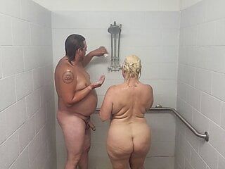 Man en vrouw douchen met een vluggertje.