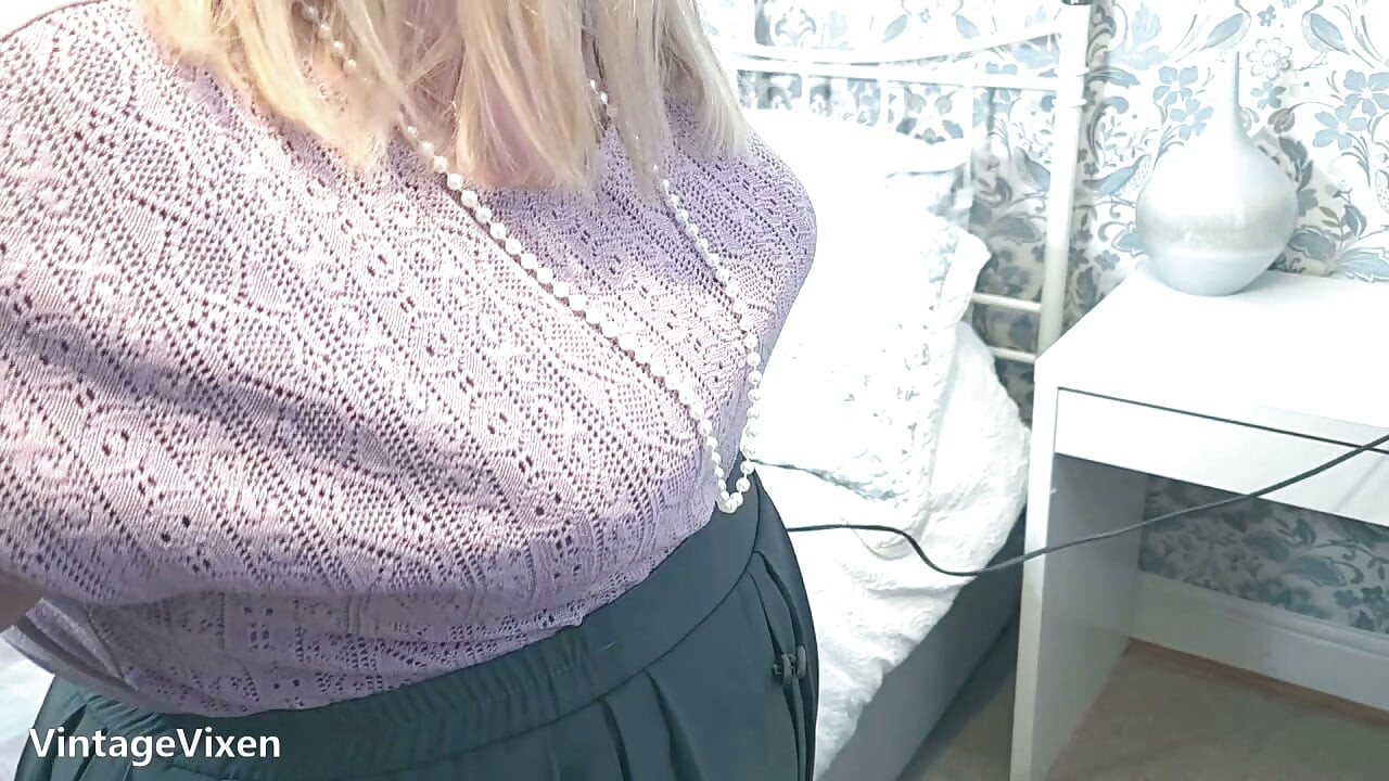BBW Matang Berbadan Seksual Dengan Tits Besar Memakai Bra Retro Berbulu Sambil Kerja Rumah