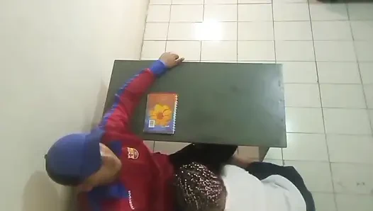 Pantat bahenol murid nakal ini dientot habis-habisan sama guru les matematikanya di tengah kelas