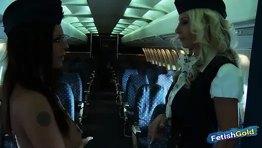 Zwei vollbusige stewardessen haben frechen lesbenspaß im flugzeug