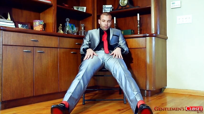 GentlemensCloset Alejandro V Strips Down in Steamy Solo Audition