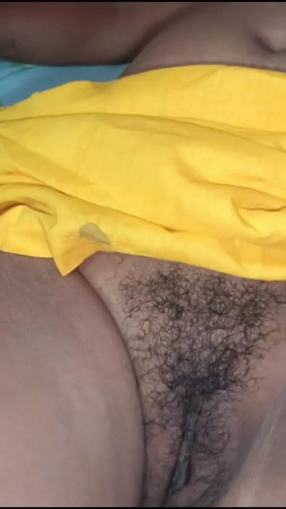 Indian big aunty wearing yellow saree and blouse sucking her beloved boy's penis. Attractive woman gives food delivery… | Clip 2