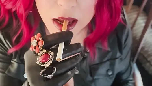 Sahibeniz Tina Snua deri zincirli giyinmiş sigara içiyor 2 mantar sigarası