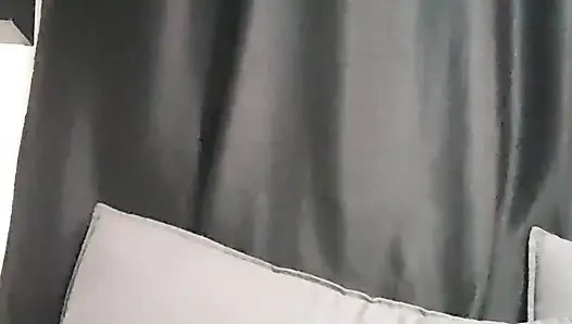İnternette erkeklere gösteriş yapıyor