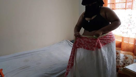 Enquanto Rajasthani BBW Avó nua está tomando banho e usando blusa de saree The Neto Gets Hot &Fuck - Enorme gozada na cama