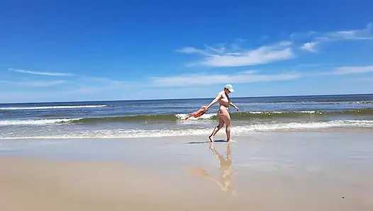 Amateurfilmen. Ein fkk spielt mit Wellen am meer.