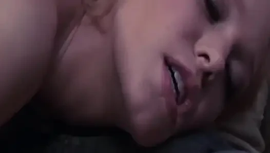 Tante seksi rambut pirang di-fingering sampai dalam banget dan dicrot di muka