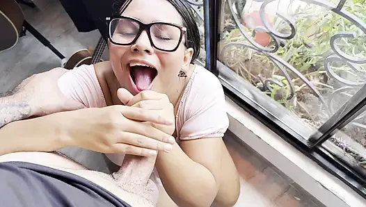 Adik tiri Kolombia minta aku ngentot memeknya di sebelah jendela supaya tetangga mau ngento dia