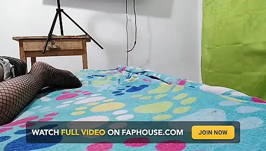 Kızım göğüslerini gösteriyor ve sikişiyor