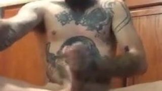 Hombre tatuado lindo corrida imbécil