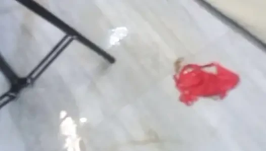 Пол мокрый, полный воды, которая течет с моего аккаунта после так много хорошего траха, как неловко.