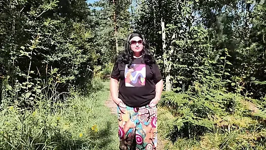 Eine heiße mutter und ein junger typ hatten ein wildes abenteuer im wald. Sie hatten eine tolle Zeit zusammen und jeder bekam, was sie wollten.