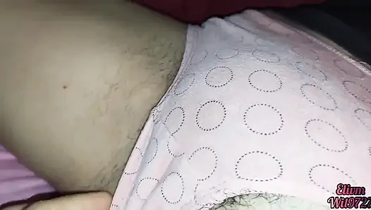 Моя молодая падчерица попадает в мою постель, когда я смотрю телевизор