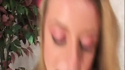 Vanessa Zeigt Daddy Ihre Frisch Rasierte Pussy