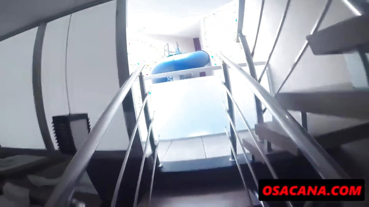 Au premier plan - Jeune amateur sexy léchant un vagin