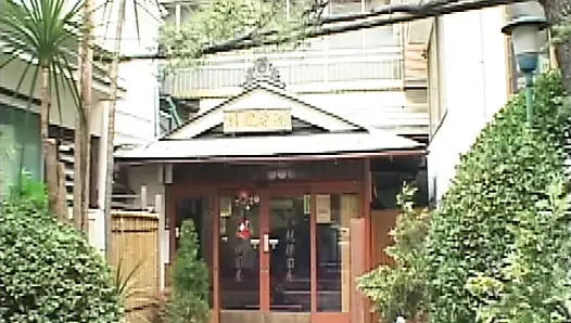 P128G04 A beautiful proprietress who seduces a male customer of a couple with a complicated relationship at a long-established inn on Enoshima. A sensual erotic drama where the human dramas of each character intersect!
