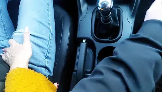 Naylon çoraplı azgın orta yaşlı seksi kadın sabah seksi bacakları ve ayaklarıyla arabada bir taksi şoförünü azdırıyor