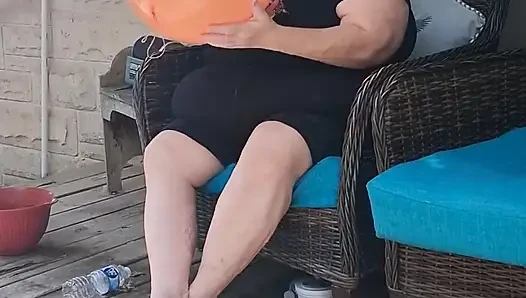 Die Große Schöne Krankenschwester Vicki Hat Eine Bitte, Einen Riesigen Ballon Zu Explodieren