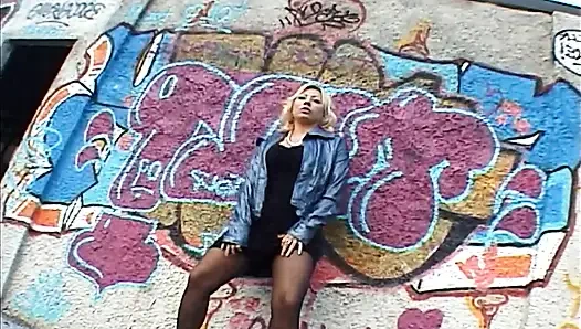 Захватывающую дух милфу-блондинку в сексуальных черных чулках жестко трахнули