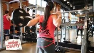 WWE - Aj Lee doet squats