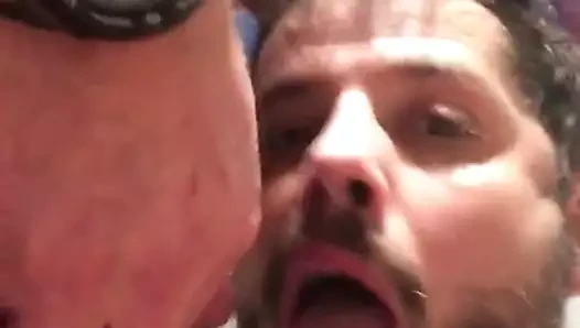 babanın sarı meyve suyu gay