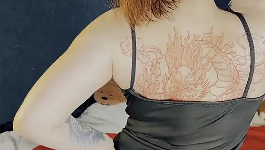 Cewek cantik asia rambut cokelat bertato lagi menggoda, fokus belahan dada