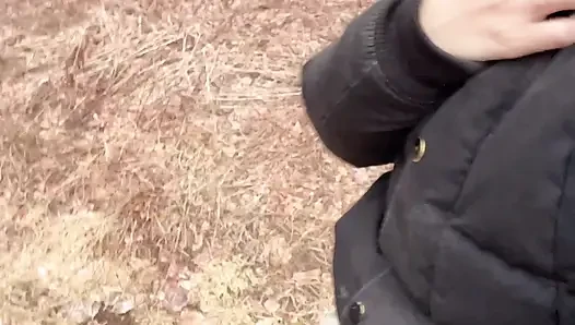Cewek seksi ini lagi asik kencing di hutan!