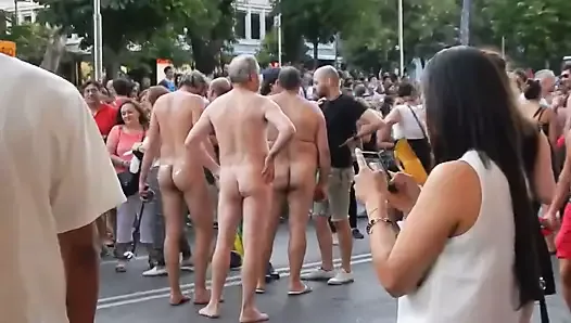 Des hommes nus en public