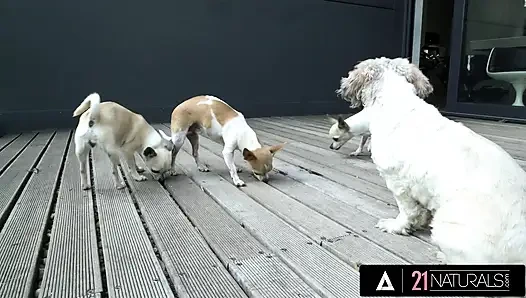 21 NATURALS - das elegante schlanke schätzchen Akira May kapituliert sich einem sinnlichen fick & gesichtsbesamung