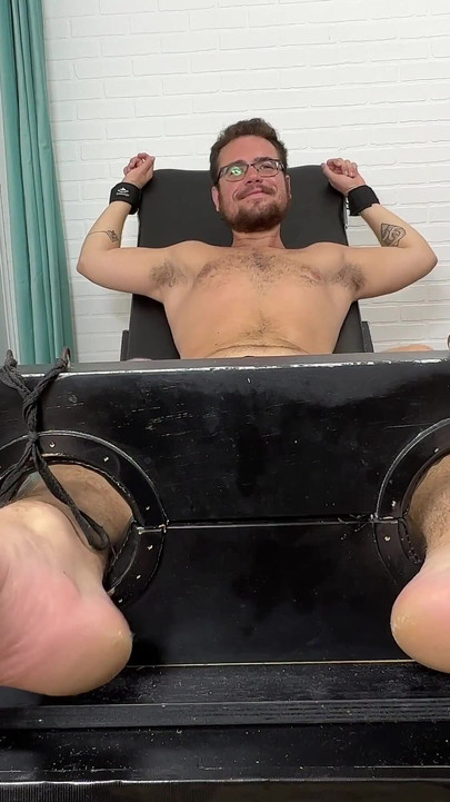 Кроссдрессер получает хорошую щекотку!