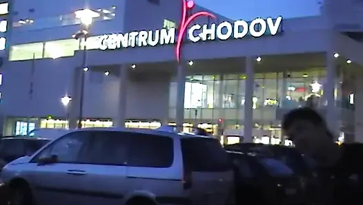 Милая европейская крошка отсасывает хуй на улице перед шпиской в доме