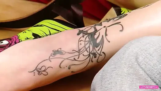 Muhteşem sarışın bebek kanepede götten sikiliyor