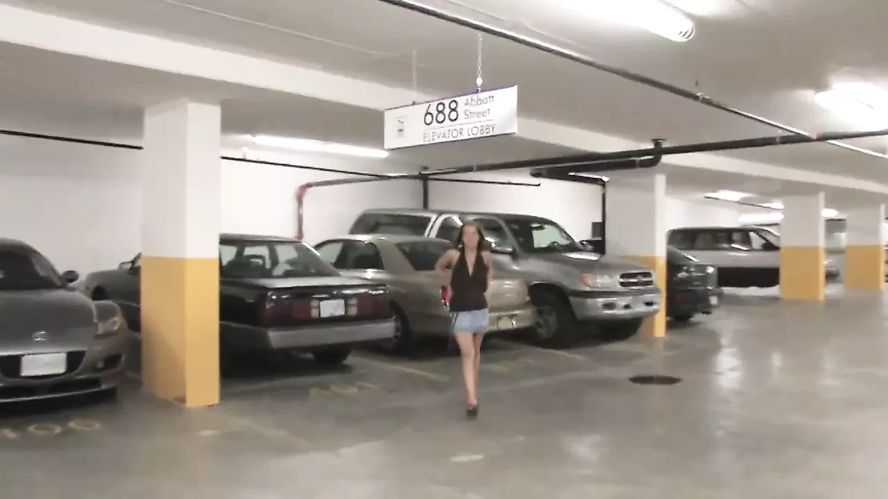 性感的婊子布鲁克在她的沙发上狠狠地骑着鸡巴