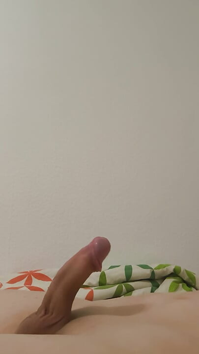 פמבוי חמוד מנסה לגמור בלי לגעת בזין שלו, אבל התאווה שלו מנצחת.