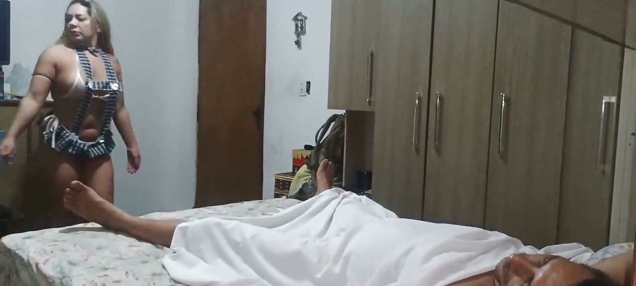 Người giúp việc lợi dụng lúc ông chủ nằm xuống và làm tình với cô ấy một cách nóng bỏng