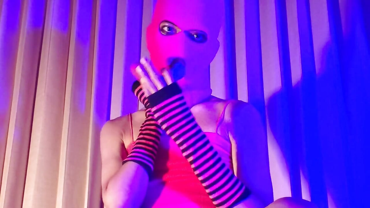 Ružičasta maska od balaclave Sissy obojena igra stidnih dlačica s vibratorom