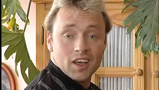 Dia menunjukkan kepadanya cara muncrat