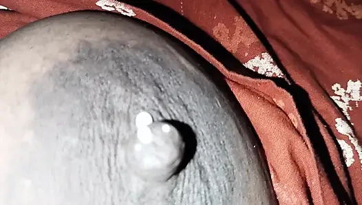 Hintli üvey anne amını ve sütlü göğüslerini gösteriyor