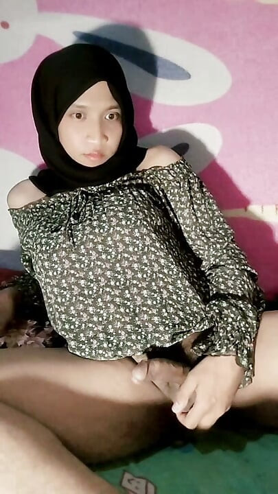 A beautiful hijab wants to have sex but doesn't have any friends.