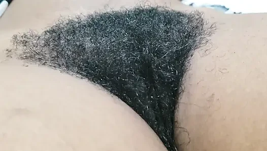 Momen tante semok dengan memek berbulu amatir ini dientot habis-habisan