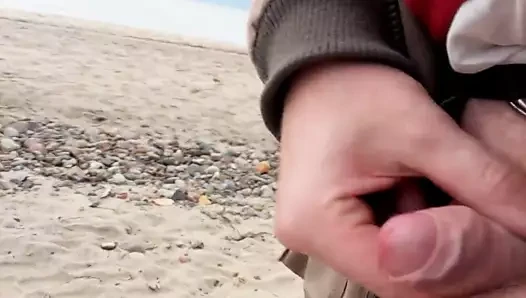 Beim Strand Spaziergang abgespritzt - Sperma am Strand