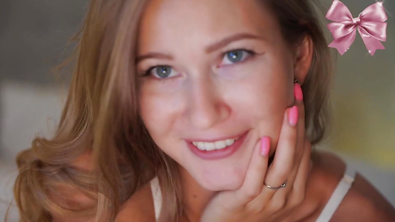 Stella stavlja dildo u dupe pokušavajući da ostvari orgazam