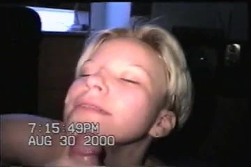 Hermosa joven rubia le encanta masturbarlo en su cara!