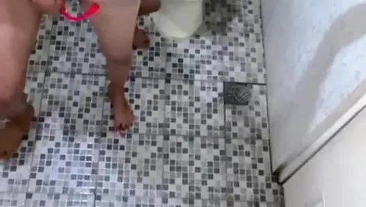 ÖĞRENCILERI SıNıFTA EĞITIYOR