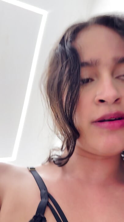 Młoda kolumbijska MILF ujeżdża starego białego kutasa, aż step-dziadek wypełnia ją creampie